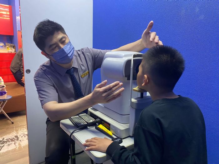 奶奶的守護，讓光重新照進孩子的眼中，社工到企業愛心接力，展望會串連資源助弱視童迎接新學期